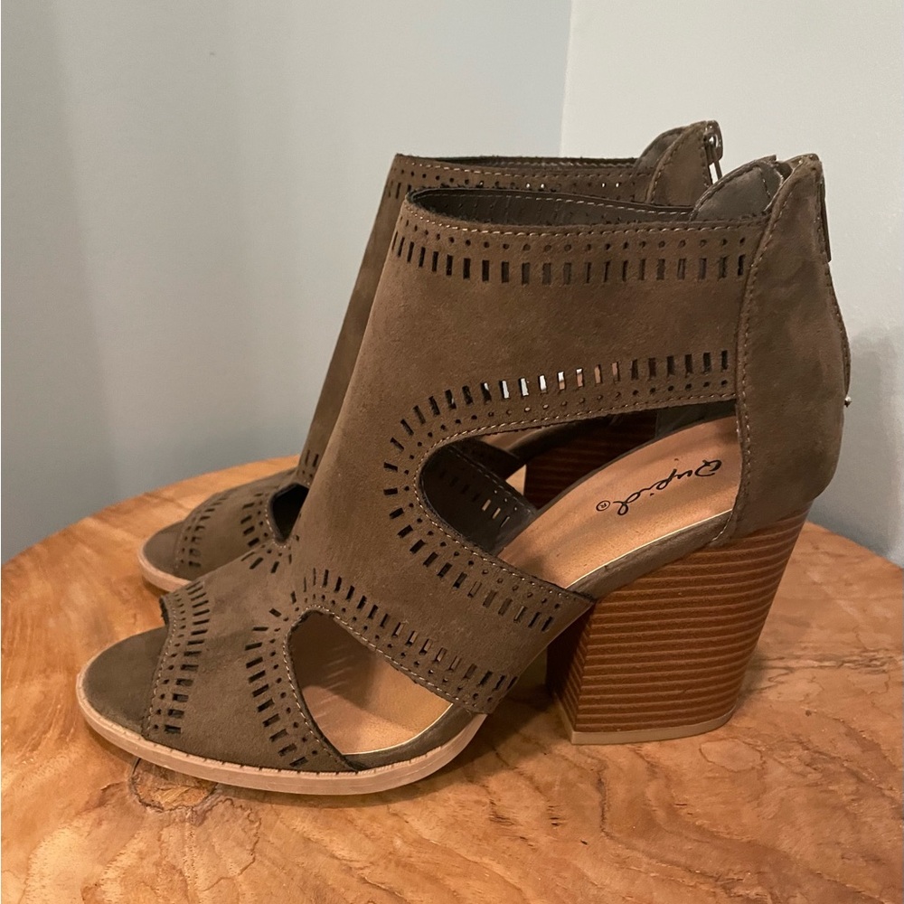 EUC Qupid Brown Peep-Toe Wedge Sandals Size 7